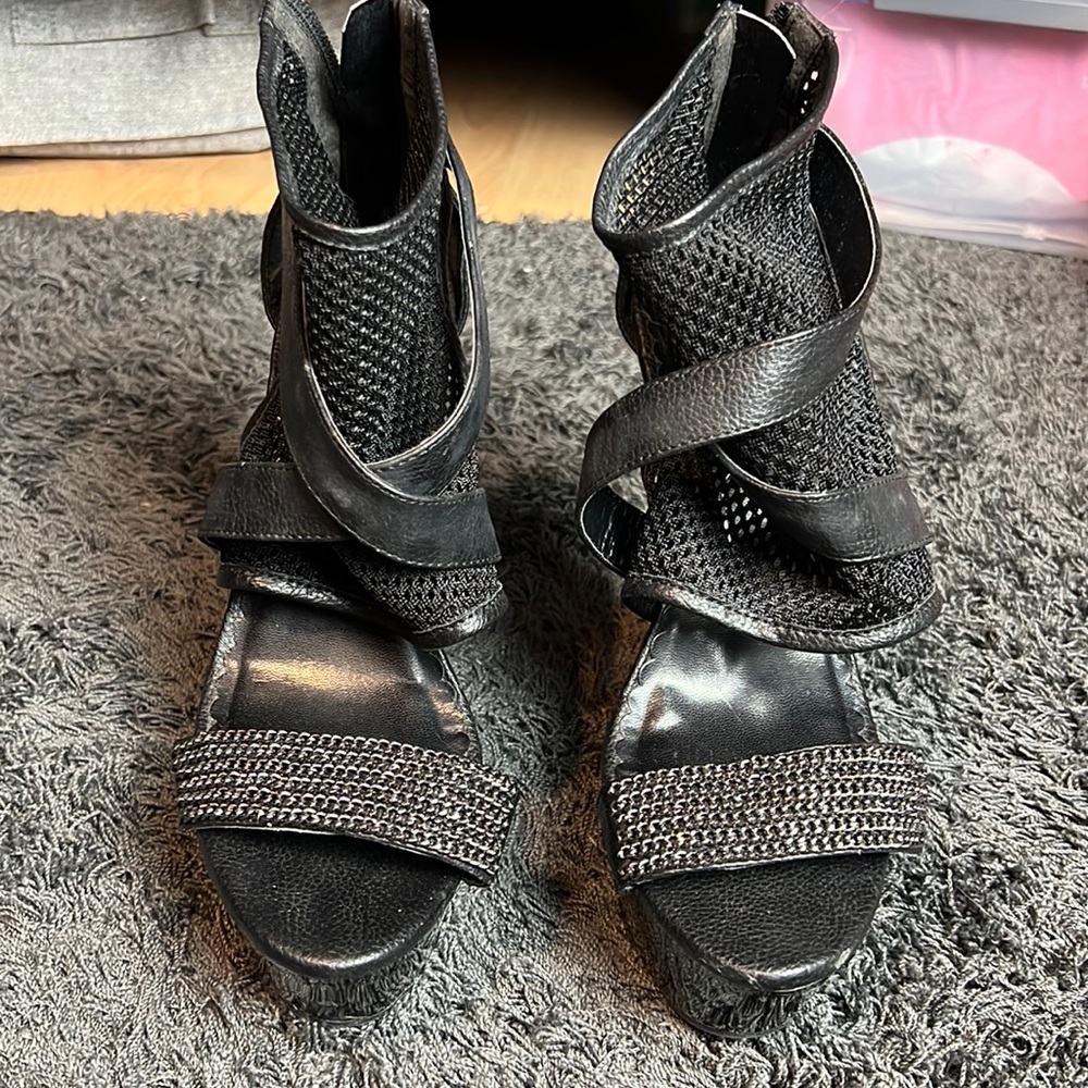 Ellie 8 Platforms